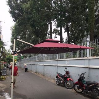 Dù lệch tâm vuông 2m5 x 2m5, tay xoay, bẻ ngửa theo hướng nắng ( đã bao gồm đế bê tông)