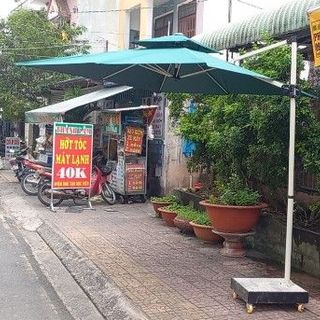 Dù lệch tâm vuông 2m5 x 2m5, tay xoay, bẻ ngửa theo hướng nắng ( đã bao gồm đế bê tông)