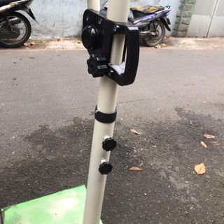 Dù lệch tâm vuông 2m5 x 2m5, tay xoay, bẻ ngửa theo hướng nắng ( đã bao gồm đế bê tông)