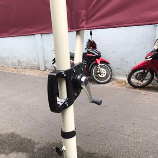 Dù lệch tâm vuông 2m5 x 2m5, tay xoay, bẻ ngửa theo hướng nắng ( đã bao gồm đế bê tông)