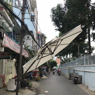 Dù lệch tâm tròn đường kính 3m, thân dù hợp kim nhôm cao cấp, xoay 360 độ, bẻ nghiêng tán dù 180 độ theo hướng nắng, đã bao gồm đế bê tông đá mài