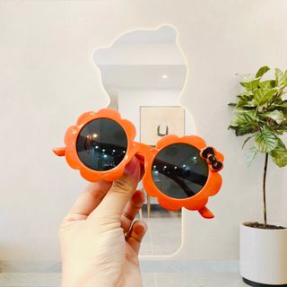 [Đại hội siêu sale] Kính râm hoạt hình hoa nơ bảo vệ mắt khỏi tác hại của bụi, tia UV mã 7927 (BÉ HOA NƠ)