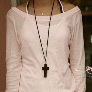 Dây chuyền kèm mặt thánh giá. Giá 10k giảm còn 7k