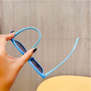 [Kính bé dẻo] Kính thời trang siêu hot cho bé dáng vuông chống nắng, chống bụi bảo vệ mắt mã 11018đen