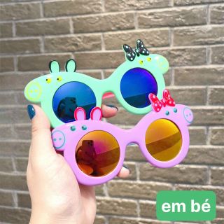Kính mát tráng gương cho bé chống nắng, chống tia UV form hoạt hình heo peppa siêu đáng yêu