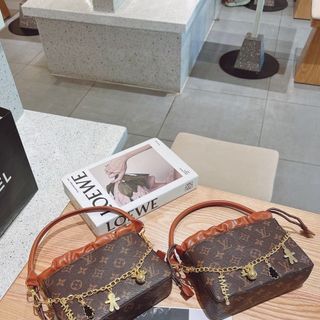 Túi xách quảng châu Rút Kèm Charm - 01B3115 (Chuyên sỉ túi xách sll, balo, ví, thắt lưng, túi Laptop)