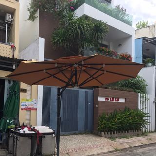 Dù lệch tâm tròn đường kính 3m, khung gia công dày, đã gồm đế bê tông bánh xe
