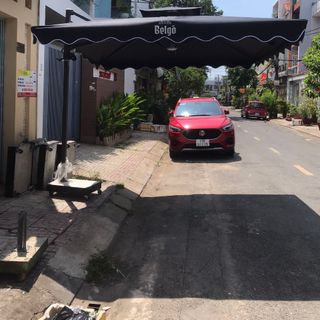Dù lệch tâm vuông cạnh 3m x 3m, có thể bẻ ngửa tán dù theo hướng nắng 180 độ, đã bao gồm chân đế bê tông bánh xe.
