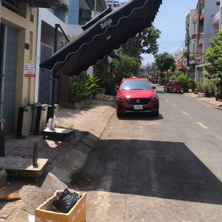 Dù lệch tâm vuông cạnh 3m x 3m, có thể bẻ ngửa tán dù theo hướng nắng 180 độ, đã bao gồm chân đế bê tông bánh xe.