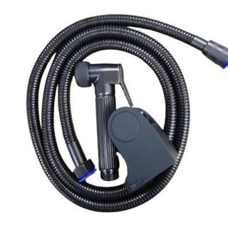 Vòi xịt vệ sinh bằng đồng thau màu vàng bóng hoặc màu đen lõi bên trong quấn bố tăng độ chịu áp lực nước, chống xoắn, chống đứt và rò rỉ nước