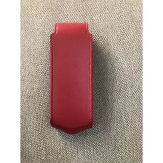 Bao da Vertu Signature S có nắp đỏ khuy vàng.