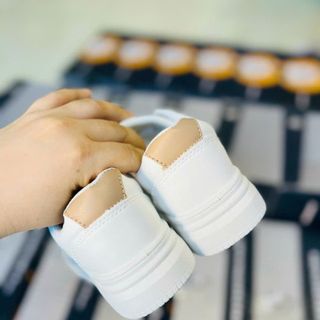 Bata si trắng trẻ em