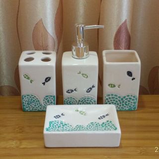 Bộ Đồ Dùng Phòng Vệ Sinh 4 Món Gốm Trắng Hoa Văn Phong Cách Âu Địa Trung Hải Gồm Bình Xà Phòng, Dĩa Xà Phòng, Ly Súc Miệng, Ly Đựng Bàn Chải ( Hàng, Giá Tận Xưởng )