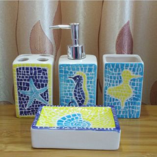 Bộ Đồ Dùng Phòng Vệ Sinh 4 Món Gốm Trắng Hoa Văn Phong Cách Âu Địa Trung Hải Gồm Bình Xà Phòng, Dĩa Xà Phòng, Ly Súc Miệng, Ly Đựng Bàn Chải ( Hàng, Giá Tận Xưởng )