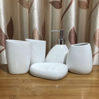 Bộ Đồ Dùng Phòng Tắm Gốm Trắng 5Món Phong Cách Âu Cổ Cực Sang Gồm Bình Xà Phòng, Dĩa Xà Phòng, Bộ Ly Súc Miệng, Bình Bông . NHẬN IN LOGO THEO YÊU CẦU ( Hàng, Giá Tận Xưởng )