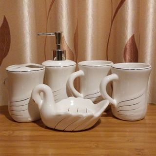 Bộ Đồ Dùng Phòng Tắm Gốm Sứ 5Mon Thiên Nga Sang trọng . IN LOGI THEO YÊU CẦU