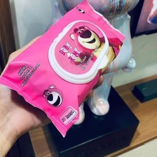 KHĂN ƯỚT GẤU DÂU HỒNG LOTSO (THÙNG 32 GÓI)