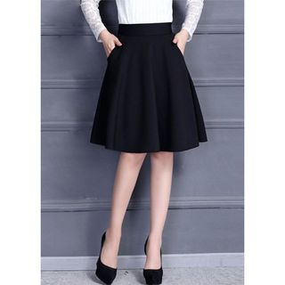 Chân váy xoè hai túi sành điệu