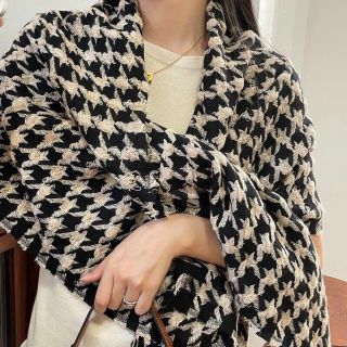 Khăn này hot hit quá, dùng bao năm cùng k lo lỗi mode luôn ý 

‼️‼️ KHĂN CHOÀNG NỮ 
Kích thước:54 x200cm(to đùng ,chất chuẩn đẹp mê )
❤️Ưng cái tone màu thực sự luôn ý ạ , mùa đông đã tới thực sự rồi đó các chị iuuu ơi . Chẳng mấy mà tết ạ. E có deal em khăn quàng siêu siêu sang chảnh này ạ

✅1 màu như hình giá sỉ