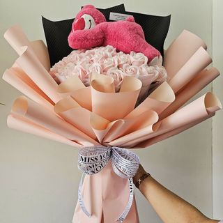 [HCM] Bó hoa gấu dâu ôm hoa, bó hoa hồng sáp kèm gấu, bó hoa gấu nằm trên hoa