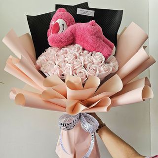 [HCM] Bó hoa gấu dâu ôm hoa, bó hoa hồng sáp kèm gấu, bó hoa gấu nằm trên hoa