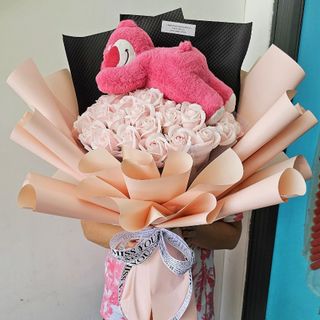 [HCM] Bó hoa gấu dâu ôm hoa, bó hoa hồng sáp kèm gấu, bó hoa gấu nằm trên hoa