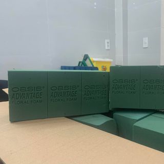 Xốp cắm hoa Oasis Loại 1 cải tiến - không vỡ - thấm hút và giữ nước tốt.