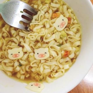 Mì Mug Nissin trắng Nhật Bản vị thịt heo, 4902105016091, hợp tác phân phối bởi Top1Food