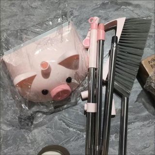 Bộ chổi hót rác heo hồng chổi thiết kế gập 45 độ có thể quét các góc siêu xinh