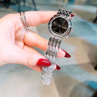 Đồng hồ nữ lắc kiền tay mới