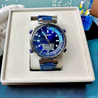Đồng hồ thuộc hãng Sanda 3122 kim loại hiển thị cả kim lẫn đồng hồ số.
