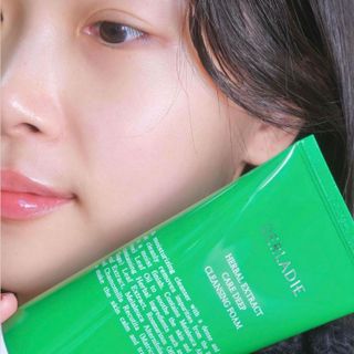 SỮA RỬA MẶT TRÀM TRÀ DERLADIE