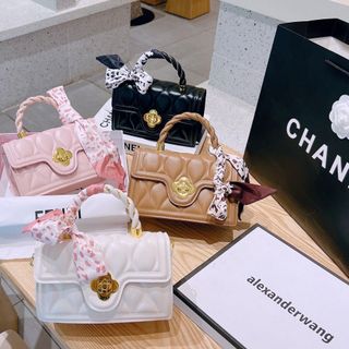 Túi xách quảng châu Quai Xách Logo Hoa Kèm Khăn - 09B3692 (Chuyên sỉ túi xách sll, balo, ví, thắt lưng, túi Laptop)