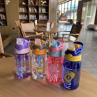 Bình Nước Nhựa  PP An Toàn Cho Bé Mang Đi Học Đi Chơi 480ml Có Ống Hút Chống Tràn Nhiều Mẫu