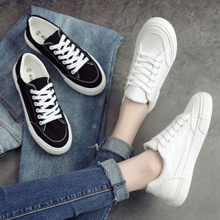 Giày Thể Thao Nam 2 Màu Trắng/Đen Basic Vải Canvas. Đế bằng phong cách Hàn Quốc, thể thao năng động