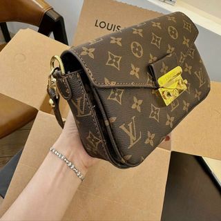 (HÀNG QC LOẠI 1) TÚI ĐEO CHÉO LV MÓC XU NHIỀU NGĂN SZ 20
