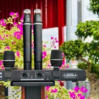Micro Karaoke VM2700 UHF Siêu Độc Đáo Với Đèn LED RGB và Micro Hát Nhẹ, Hút Tiếng, Chống Hú Rít
