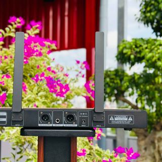Micro Karaoke VM2700 UHF Siêu Độc Đáo Với Đèn LED RGB và Micro Hát Nhẹ, Hút Tiếng, Chống Hú Rít