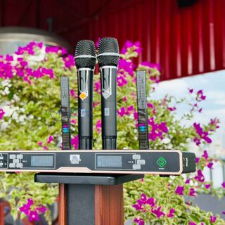 Micro Karaoke VM2700 UHF Siêu Độc Đáo Với Đèn LED RGB và Micro Hát Nhẹ, Hút Tiếng, Chống Hú Rít