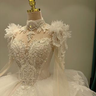 Váy Cưới Công Chúa Nữ Hoàng Lông Vũ Đính Đá Tà 3m Cực Sang Trọng ( Hàng, Giá Tận Xưởng )