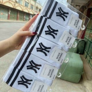 Tất chân nam nữ dáng dài