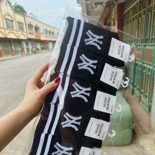 Tất chân nam nữ dáng dài