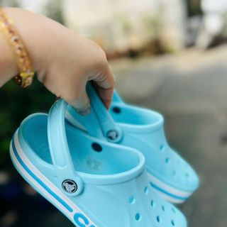 Dép cros quai hậu viền chữ