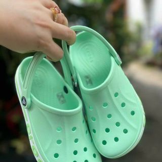 Dép cros quai hậu viền chữ