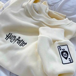 Áo sweater cổ chui thêu harry potter