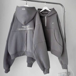 Áo hoodie croptop dây kéo nửa cổ phối thân và tay, hình thêu ở thân và nón, nón 2 lớp lót vải chính from 70kg. Giá sỉ - giá bán buôn