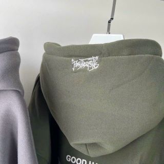 Áo hoodie croptop dây kéo nửa cổ phối thân và tay, hình thêu ở thân và nón, nón 2 lớp lót vải chính from 70kg. Giá sỉ - giá bán buôn
