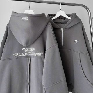 Áo hoodie croptop dây kéo nửa cổ phối thân và tay, hình thêu ở thân và nón, nón 2 lớp lót vải chính from 70kg. Giá sỉ - giá bán buôn
