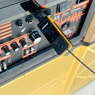 Micro Không Dây Đa Năng Shure SM-819 - Micro Karaoke Cao Cấp Tích Hợp Sạc Pin Trực Tiếp Ngay Trên Micro, Âm Thanh Mượt Mà Bắt Sóng Lên Đến 25m Chuyên Dùng Cho Loa Kéo, Vang, Amply Giá Cực Rẻ Nhất 2024