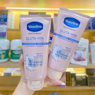 Dưỡng trắng body Vaseline 4x